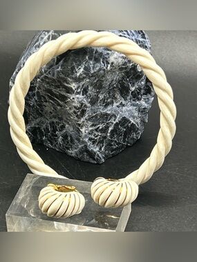Twisted Dome Clip Earrings 14k Yellow Gold Ribbon Detail Stamped 14k585 W/Bangle